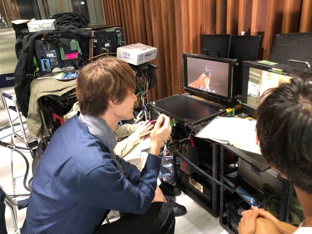 日本テレビ「偽装不倫」さんのインスタグラム写真 - (日本テレビ「偽装不倫」Instagram)「💍今夜放送‼️最終回💍‬﻿ ‪JYOBANNO監督、ディレクション中🎬‬﻿ 監督になりきってベースから指示を出す #宮沢氷魚 さん(笑)。そして…‪本物の監督がなぜかカメラ目線💦😅‬﻿ ﻿ #偽装不倫 #日テレ #水ドラ #YLAB #LINEマンガ #文藝春秋 #東村アキコ #おいで偽装不倫最終回 #今夜10時」9月11日 17時20分 - gisou_ntv