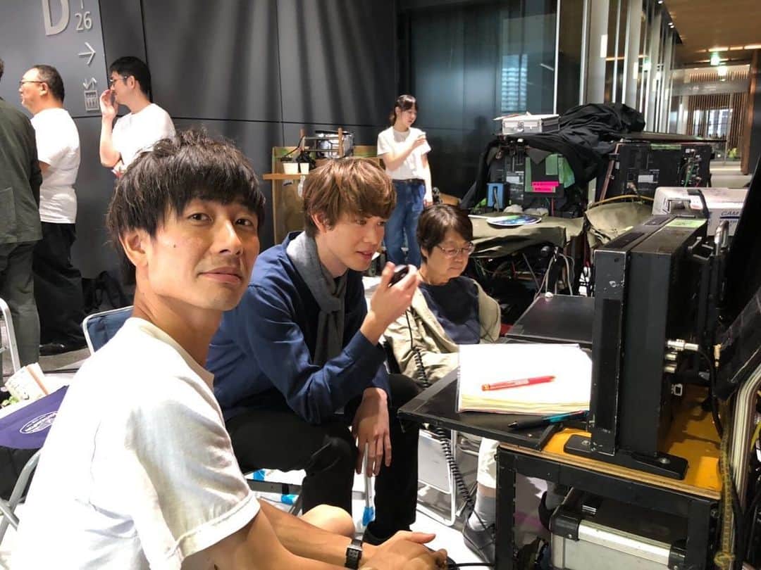 日本テレビ「偽装不倫」さんのインスタグラム写真 - (日本テレビ「偽装不倫」Instagram)「💍今夜放送‼️最終回💍‬﻿ ‪JYOBANNO監督、ディレクション中🎬‬﻿ 監督になりきってベースから指示を出す #宮沢氷魚 さん(笑)。そして…‪本物の監督がなぜかカメラ目線💦😅‬﻿ ﻿ #偽装不倫 #日テレ #水ドラ #YLAB #LINEマンガ #文藝春秋 #東村アキコ #おいで偽装不倫最終回 #今夜10時」9月11日 17時20分 - gisou_ntv