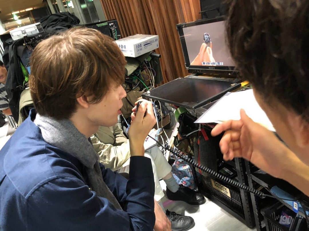 日本テレビ「偽装不倫」のインスタグラム：「💍今夜放送‼️最終回💍‬﻿ ‪JYOBANNO監督、ディレクション中🎬‬﻿ 監督になりきってベースから指示を出す #宮沢氷魚 さん(笑)。そして…‪本物の監督がなぜかカメラ目線💦😅‬﻿ ﻿ #偽装不倫 #日テレ #水ドラ #YLAB #LINEマンガ #文藝春秋 #東村アキコ #おいで偽装不倫最終回 #今夜10時」