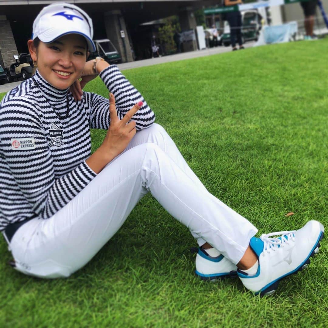 のインスタグラム：「こんにちは🌞 今年も残暑が厳しいですね🥴 ✴︎ 先週お休みさせて頂き万全！ のはずが、、 暑さにへばりそうになってます💦 ですが！！ 今週はメジャー💪🏼 日本女子プロゴルフ選手権です！ コースはプロテスト合格のチェリーヒルズ！ ラフが長くなっていて難しいですが 精一杯戦いたいと思います🔥 ✴︎ そしてそして 今週からスパイクをチェンジしました☺️ ベロの部分がとても柔らかく 足にフィットしてくれるのに加え とっても脱ぎ履きしやすいんです🧐 後は、紐なので締めたい部分を しっかり締めれるのがとても魅力的でした！ 深いラフやタフなアンジュレーションでも 強い味方になってくれそうな予感👯‍♀️💜 ✴︎ 色使いも可愛いので ゴルフ場でのテンションも 上がること間違いなしです⛳️💓 皆さんぜひチェックしてみてください！ @mizunojp @mizuno_golf_japan ✴︎ #MIZUNO #スパイク #シューズ #さいくぅー🤙  #日本女子プロゴルフ選手権 #チェリーヒルズ #精一杯戦います #明日は4時起き 😨🙃🙂🙃🙂😱」