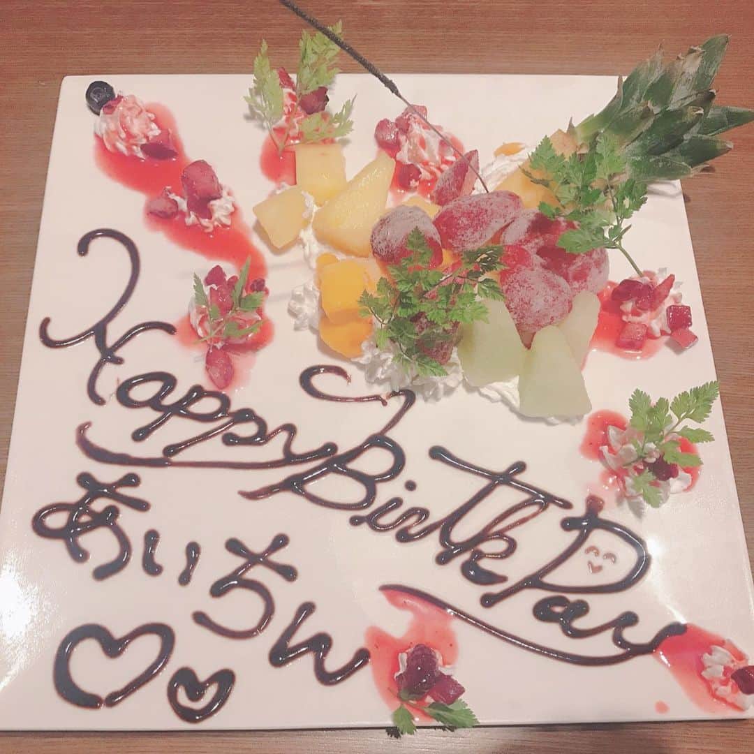 のインスタグラム：「❤︎*。 . . . きのうはしーちゃん( @shino_i42 )が お祝いしてくれたんだ🥺💓 . 誕生日ってこんなに幸せなのね🙊💭 . サプライズ嬉しかったなぁ🙈🎂💕 . . . #誕生日 #サプライズバースデー  #サプライズ #誕生日サプライズ  #dela #あいちん #秋波愛 🐇🎀」