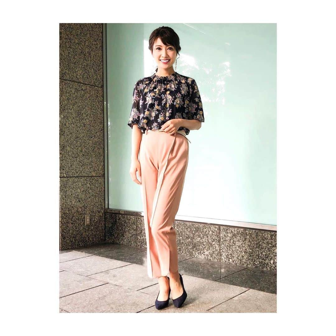 久保井朝美さんのインスタグラム写真 - (久保井朝美Instagram)「🌿 今朝の衣装は #プチハイネック ブラウス💐 ． トップスが華やかな花柄なので ボトムスは肌なじみの良い シンプルなパンツをセレクト👖 #引き算コーデ です😊 ．  イベント登壇のお知らせ☀️ 10月6日(日) 「#GTFグリーンチャレンジデー」 場所は#新宿御苑 ですよ🌲 ． 新宿御苑といえば 「#言の葉の庭」です😍 #アニメ好きな人と繋がりたい  #新海誠監督 ． 今降ってる関東の雨について ツイッターに載せています☔️ 気をつけてください⚡️ ． #モーニングCROSS #東京インフォメーション #気象予報士 #久保井朝美 #大人可愛いファッション #アニメ好き女子」9月11日 17時21分 - asami_k920