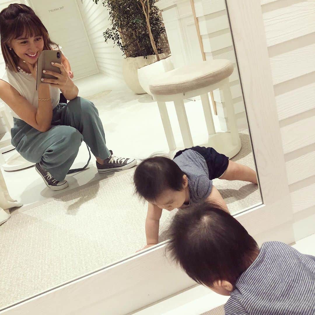 のインスタグラム：「Happy 8months old❤️🥳❤️ 今日で８ヶ月✨ 早い、早い、早すぎる🥺💦 ７ヶ月目は沢山の成長が感じられ、 赤ちゃんから男の子になってきたなぁと 感じる毎日でした✨ お座りも完璧に出来るようになり、 ずり這いは前にも少し進めるように✨ 掴んでニギニギしたり、 舐めていただけのオモチャも、 今ではボタンを押して音を鳴らすことや、 引っ張って紙を出すことなど、 手先も器用になり、考えて遊ぶことも増えました✨ 離乳食は二回食、週末は三回食の時も✨ 食べるのが大好きで、 大きなお口であーんと待っている姿がとっても可愛い🥰 大きなお声を出すのも得意で、 自分でその声の大きさに驚いて 喜ぶ姿も愛おしいです🤣🔥 ゆっくりゆっくり大きくなってね、と思う お母さんの気持ちがすごくよく分かる✨ こんな風にお猿さんのように 私の腕の中にいてくれる時期も 一生の中で一瞬だよね🥳🙏 毎日愛をありがとう💕 #８ヶ月記録 #8months #son #baby #赤ちゃん #family」