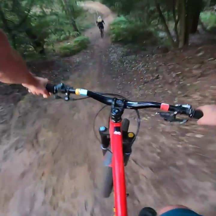 のインスタグラム：「Red Bull Hardline: The definition of 🔥difficult 🔥gnarly 🔥grueling 🔥demanding downhill mountain biking . @redbullbike @mattjonesmtb @jono_jones1 #redbull #mtb #dh #bikelife #bike #fromwhereiride #instabike」