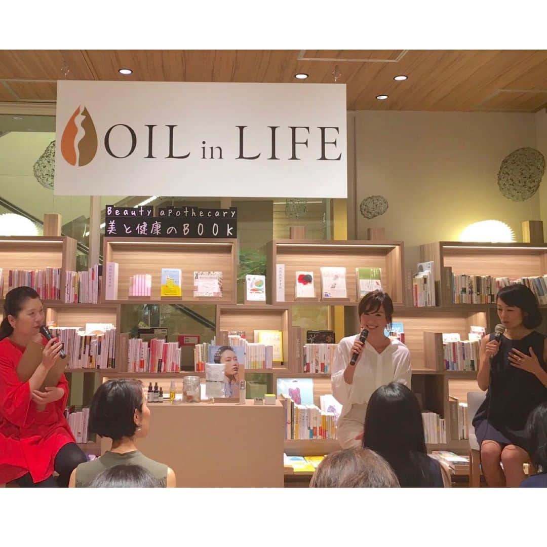 Hiroe Hiranoさんのインスタグラム写真 - (Hiroe HiranoInstagram)「【 伊勢丹新宿 OIL in LIFE EXPO 2019✨ 】 年に一回のオイルが主役の祭典へ。 ５周年おめでとうございます㊗️🎉 . OIL IN LIFE~整える。～POP UP SHOP ９月11日(水)～17日(火) 伊勢丹新宿店本館地下2階ビューティアポセカリー  https://www.isetan.mistore.jp/shinjuku/shops/beauty/apothecary/shopnews_list/shopnews01710.html . 食用オイルはもちろん、スキンケアオイルも厳選された 商品を取り揃え、「オイルソムリエ」が、 お一人おひとりにあったオイルをご紹介。 . この期間だけの限定商品が多数並びます! 様々なスペシャリストたちがオイルについて語る トークイベントを毎日開催❗️ オイルの魅力を存分にご体感いただける7日間ですよ💚 . 先ほど第三弾繰り広げた、、、 CLAYD かえさんと主宰のゆきえさんとトークショーを１時間してきました❤ 「WELLBEING」をテーマに。 良き時間ありがとうございました😊 . 自分を大切にできるツールがたくさんあるこの空間。 「ビューティアポセカリー」。 @isetan_beautyapothecary . 世界から厳選してセレクトされているこの空間に うちのセラプルも置いていただき感激❣️ ぜひ自分に合ったアイテムを見つけに来てくださいね✨ . セラプルの新商品[EYEZONE OIL BALM]も先行発売してます😆💡9/28（土）もこちらでトークショーです❤️ . #オイルファーマシー #oilinlife #オイルインライフ  #オーガニック #healthy #lifestyle #wellness #wellbeing #平野宏枝 #ウェルネス #ヘルシー #ライフスタイル #オイル #トークイベント」9月11日 17時34分 - hiroe_hirano