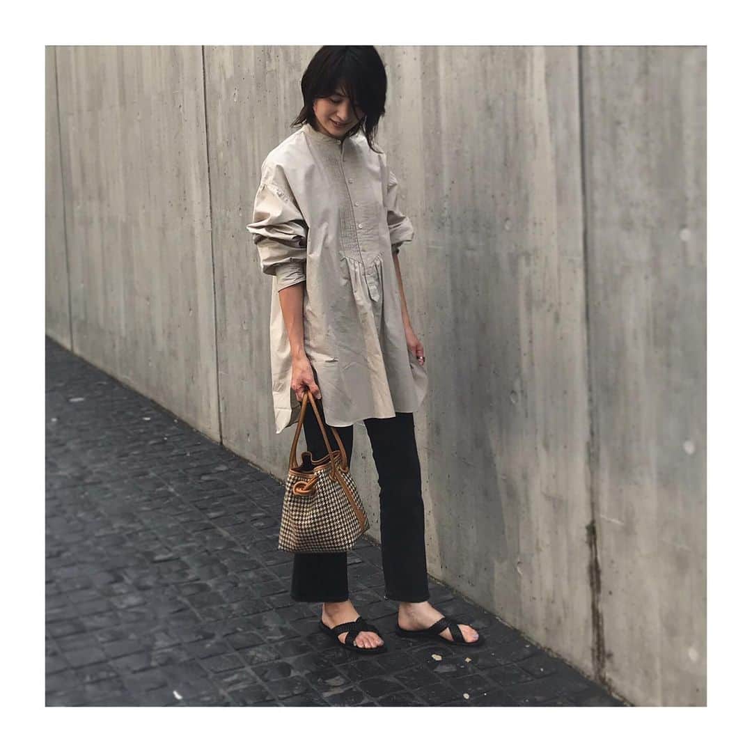 のインスタグラム：「夏→秋🍂 . #wakameswardrobe #お仕事コーデ #頭は冬服のこと #めまぐるしい日々がはじまりました . シャツ…#phlannel #bloomandbranch  フレアデニム…#uniqlo バッグ…#vasic  サンダル…#dragon」