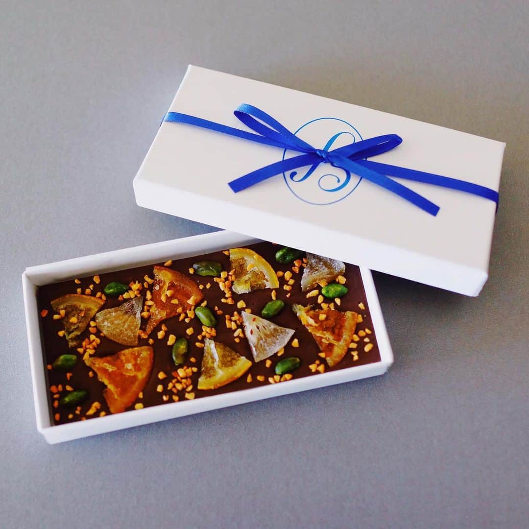 のインスタグラム：「#おもむろにおしらせ 🍫 . 雑誌CREA 連載コラム『オモムロニ、オクリモノ』 最新号は “チョコっとオーダー” . 手みやげやギフトにオーダーものって なかなかにトゥーマッチなこともあるけど、 こんな気軽で手頃で素敵なチョコレートなら、 あげる方も貰う方も気負わずイイね、  ということで、RURU MARY'S (ルル メリー) 丸の内店限定のオーダーショコラご紹介してます。 . ↑のSサイズならBOX入りで1000円+tax、 しかも、早い時は1時間程度で出来てしまうのです。 そしてなにより、なにより、美味しい〜(☜ここ重要)。 . でもそれをコラムにまで書こうと思ったのは、 このカフェにいるショコラティエさん。 本当に商品が、チョコレート作りが お好きなんだなーと伝わってくる方で、 作業工程を見てるだけでなんだか 幸せな気持ちになってきてしまったのでした。 人にあげるまえに自分の分を…っと。 . #rurumarys #ルルメリー#オーダーショコラ #これ我ながらいいトッピングチョイス 👍 #チョコっとLOVE  #にしたかったけど自粛したハロヲタ」