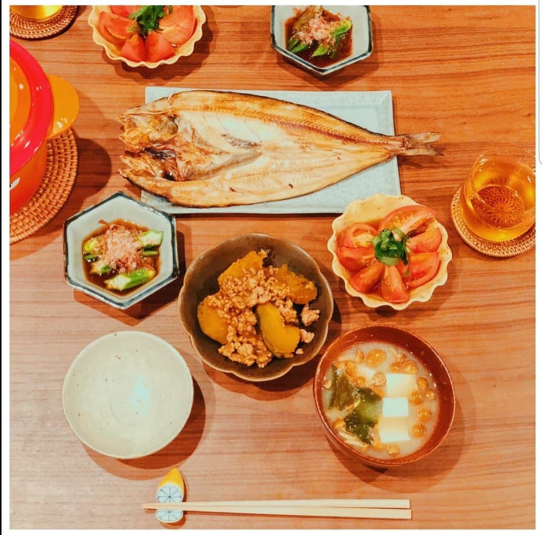 高梨臨さんのインスタグラム写真 - (高梨臨Instagram)「特大サイズのホッケ。 益子陶器市で買った一番長いお皿を引っ張り出しました。 オクラのおひたし・かぼちゃの煮付けそぼろ餡・漬けトマト・お味噌汁・ごはん。  #高梨食堂 #レモンの箸置き」9月11日 17時35分 - rintakanashi_official