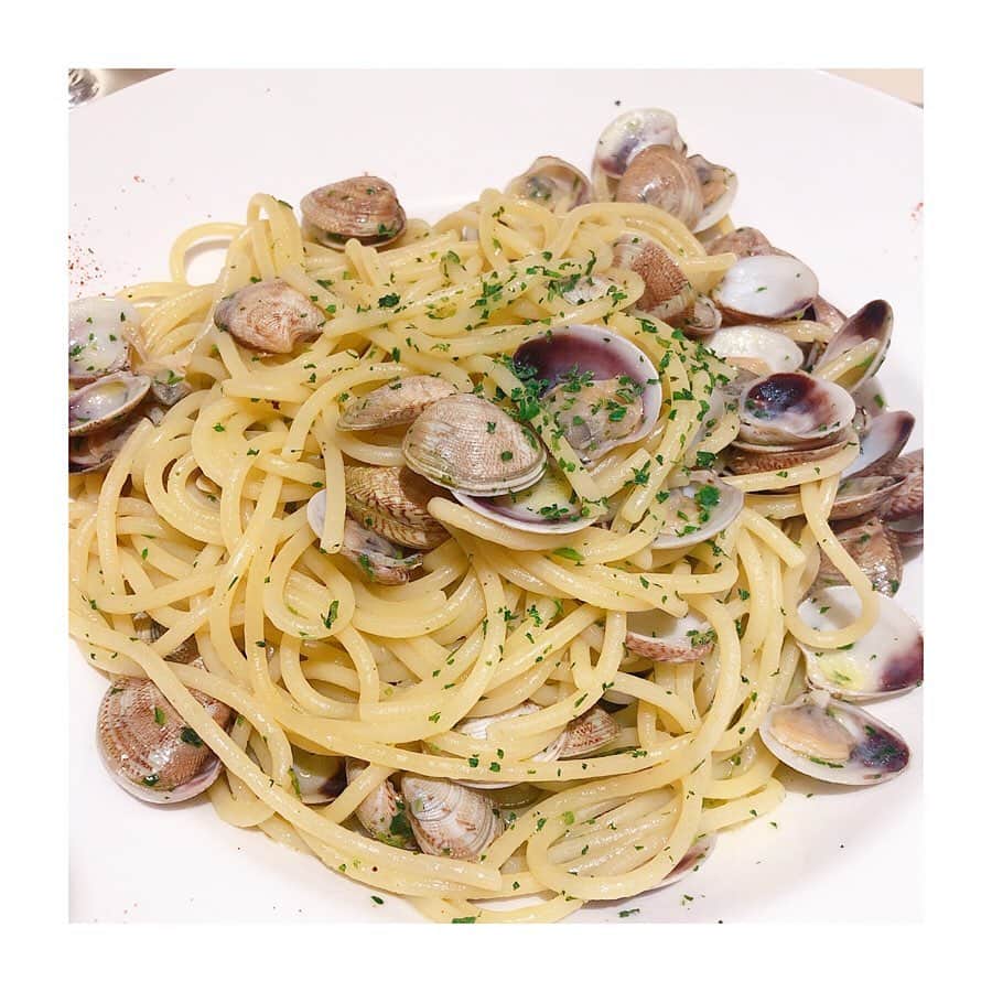 色紙千尋さんのインスタグラム写真 - (色紙千尋Instagram)「ヴェネチア🇮🇹ヴェネチアではやっぱりシーフード系パスタ🍝イカ墨パスタ、シンプルなんだけどコクがあって美味しかったなぁ🦑 イタリア旅行で何回食べたのかなっていうジェラート🍨至る所にジェラートやさんがあったけど、食べた中ではヴェネチアのSUSOが一番美味しかった💓 1か月以上経つのに、写真がありすぎてなかなか投稿できない😂 #ヴェネチア #ヴェネツィア #ベニス #イタリア #イタリア旅行 #旅するイタリア #italy #italytrip #venezia #🇮🇹」9月11日 17時41分 - shikishi_chihiro