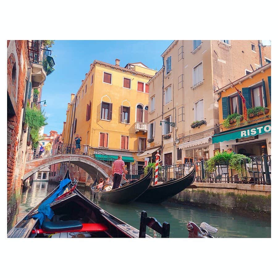 色紙千尋さんのインスタグラム写真 - (色紙千尋Instagram)「ヴェネチア🇮🇹ヴェネチアではやっぱりシーフード系パスタ🍝イカ墨パスタ、シンプルなんだけどコクがあって美味しかったなぁ🦑 イタリア旅行で何回食べたのかなっていうジェラート🍨至る所にジェラートやさんがあったけど、食べた中ではヴェネチアのSUSOが一番美味しかった💓 1か月以上経つのに、写真がありすぎてなかなか投稿できない😂 #ヴェネチア #ヴェネツィア #ベニス #イタリア #イタリア旅行 #旅するイタリア #italy #italytrip #venezia #🇮🇹」9月11日 17時41分 - shikishi_chihiro
