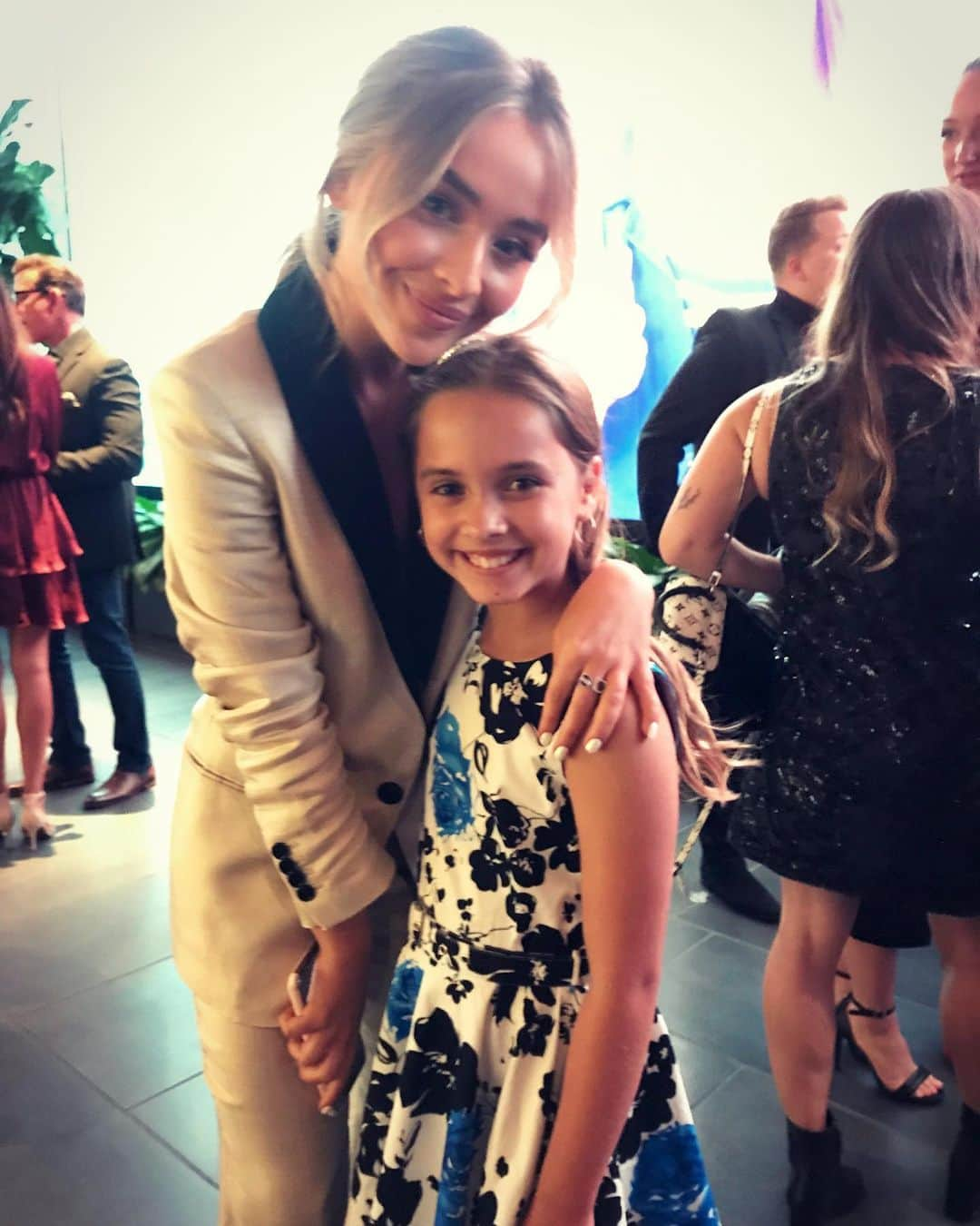 チャド・ロウさんのインスタグラム写真 - (チャド・ロウInstagram)「Mabel meeting one of her favorites! Thank you @sabrinacarpenter for your kindness!!」9月11日 9時00分 - ichadlowe