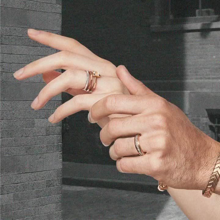 デビッドヤーマンのインスタグラム：「A show of hands. Our wedding bands make it easy to stack, mix and pair. #DavidYurman」