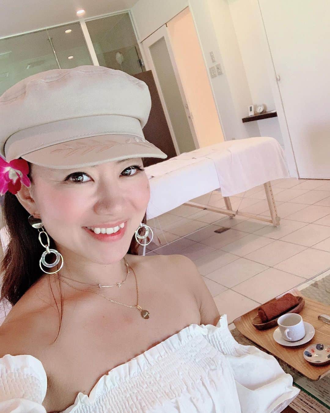 のインスタグラム：「﻿ 沖縄に帰った時だけの﻿ 特別な自分時間(*˘︶˘*).｡.:*♡︎﻿ ﻿ ﻿ カヌチャベイホテルでのスパ🧖‍♀️﻿ ﻿ ﻿ 今回チョイスしたのは脳のマッサージ﻿ 【シロダーラ】💆‍♀️﻿ ﻿ ﻿ これ前から気になってたのよ！！🙌🥳﻿ ﻿ ﻿ 眉の間のツボに、一定の時間、一定の温めたオイルを流す施術﻿ じわーっとした圧が神経を緩め、手では届かない脳へのマッサージに繋がるらしい🧠﻿ ﻿ ﻿ これ﻿ ﻿ ﻿ めちゃくちゃ癒される(・8・)♡︎﻿ ﻿ ﻿ 温かいオイルが額を渡って髪に流れる感覚ってなかなかないからさ﻿ ﻿ ﻿ 爆睡だわ💤﻿ ﻿ ﻿ 脳マッサージされるし﻿ 癒され効果あるし﻿ スッキリするヾ(*･∀︎･*)ﾉﾞ﻿ ﻿ ﻿ リゾートホテルで癒しの時間﻿ オススメよヾ(*･∀︎･*)ﾉﾞ﻿ ﻿ ★------------------------------------------------☆﻿ #沖縄人 #うちなんちゅ﻿ #カヌチャベイホテル﻿ #カヌチャスパ ﻿ #自分時間 #自分ご褒美」
