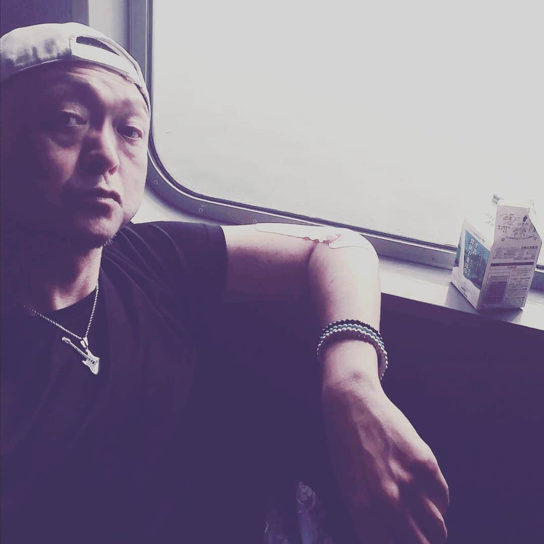 松本隆博のインスタグラム：「。 黒のジャージ上下。 慣れた手つきで乗船 そしてこの席いつもの指定席。 周りにいるトラック野郎 と一切遜色なし(^-^)」