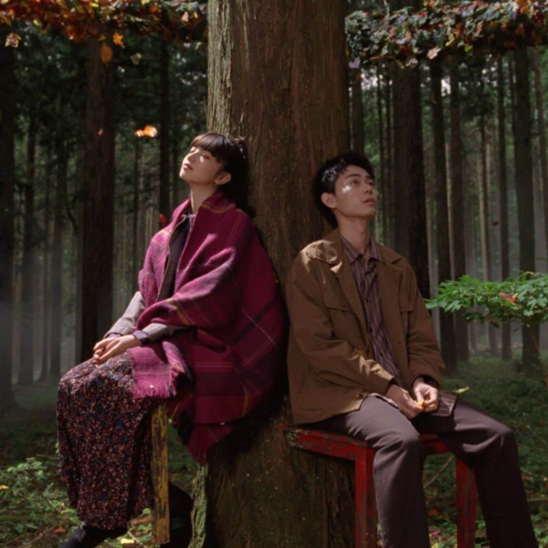 のインスタグラム：「菅田将暉＆小松菜奈が出演のniko and …WEBムービーが公開。Soup.plus+にはオフショットも掲載。気になった人は、ぜひプロフのリンクからチェックしてみて。 #菅田将暉 #小松菜奈 #nikoand」