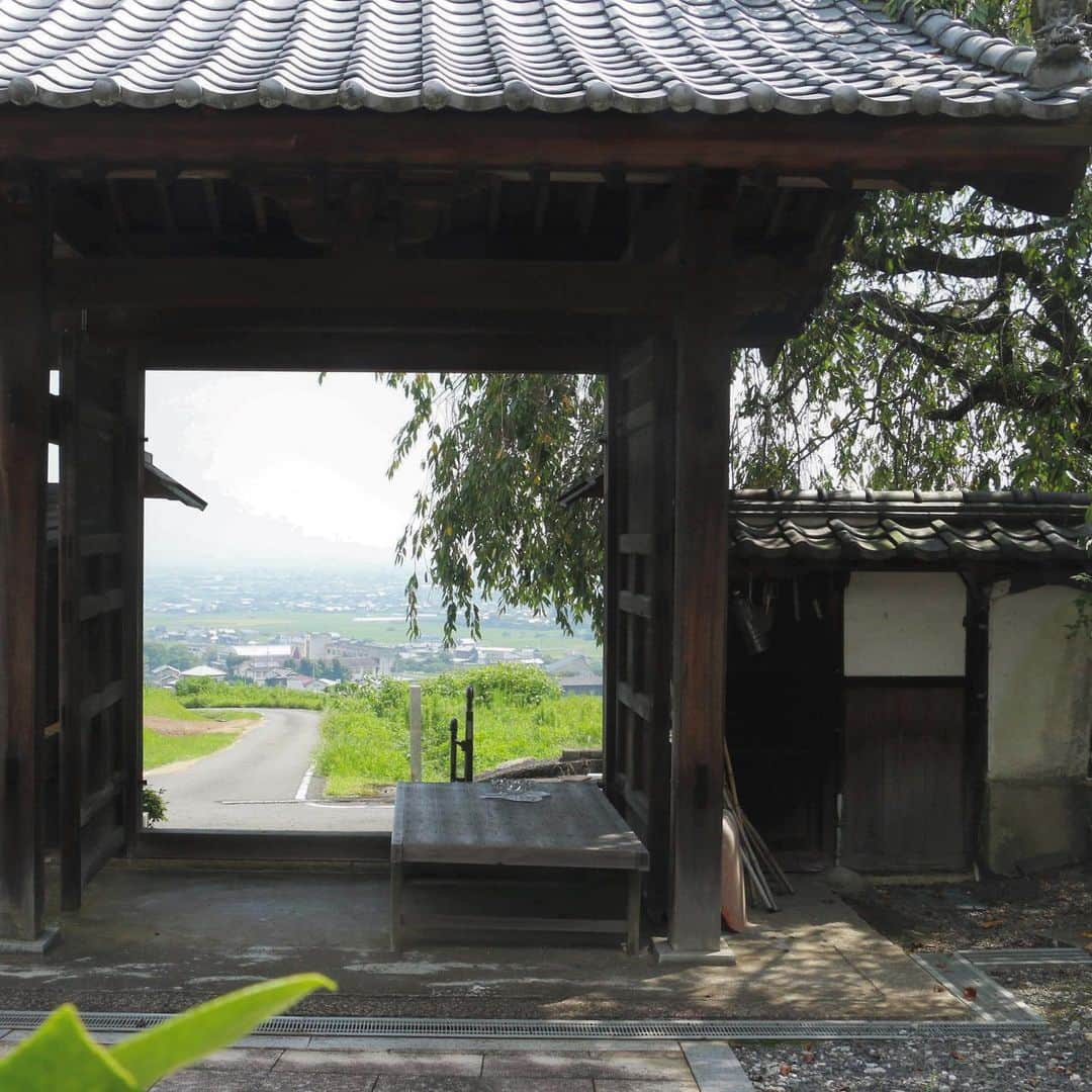 西条市さんのインスタグラム写真 - (西条市Instagram)「高台のお寺さん まち一望の場所 ここにも見つけた  #金仙寺 #丹原 #丹原町 #徳田 #西条市 #いよ西条 #伊予西条 #愛媛 #四国 #瀬戸内 #Ehime #Shikoku #Setouchi #inaka #田舎暮らし #愛媛旅行 #四国旅行 #japantravel #japaneseculture #japantrip #explorejapan #visitjapan #traveljapan #travelinjapan #lovesaijo タグは近くの#徳田小学校」9月11日 9時50分 - lovesaijo