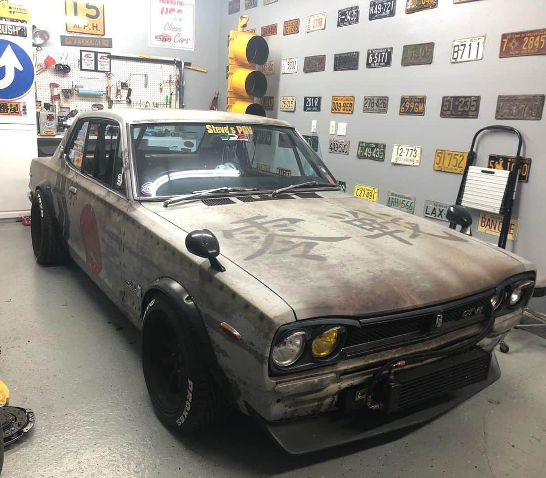 スティーブのインスタグラム：「Hakosuka looking lonely!  Needs to be driven more after @kyushahousetaka  tuned her up and dialed her in for me!!! Running great now !! 寂しそうに見える#ハコスカ #ゼロスカ #hakosuka #nissanskyline #kgc10 #thumbsup #stevespov #サムズアップ #スティーブ的視点」