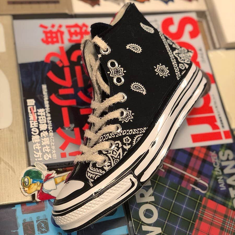 Mr. Tyさんのインスタグラム写真 - (Mr. TyInstagram)「I had a few people ask about the @converse from yesterday. They were from the @joshuavides x @converse 70 collaboration. The black based pair comes with solid black/natural panels and the white pair comes with multi color panels. The paisley bandana panel was cut, sewn, and stitched to fit the shoe. Had to swap the laces for some fuzzies also.  #70sonly #ijustlikeshoes #converse #allstar #weareallstars #allstars #chucks #lifeinchucks #instachucks #conversestyle #lovemychucks #1970schucks #converse70s #joshuavides #conversejoshuavides」9月11日 9時52分 - regularolty