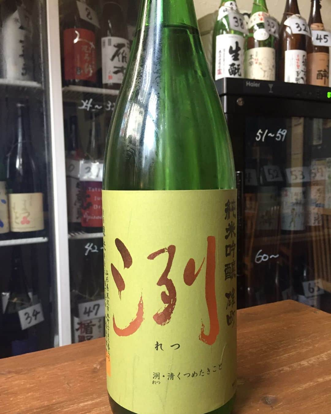 日本酒センター ニューフクシマのインスタグラム：「おはようございます☀﻿ まだまだ暑い日が続いてます^^;それにしてもこないだまで涼しくなったので秋めいた感じなのに…バイクで走ると最高の気分でしたが、流石に停まると汗ダク（笑）信号待ちがツラい…早よ涼しくならんかな‼️﻿ ﻿ それはさておき本日開栓のお酒です。﻿ 小嶋総本店﻿ 烈 れつ 雄町﻿ 純米吟醸﻿ 日本酒度＋6﻿ 酸度1.7﻿ 雄町55%﻿ ﻿ 熟した果実を思わせる雄町らしい旨味とともに軽快な香りとキレが調和した仕上がりです。﻿ ﻿ オマチストには最適のお酒ですよ〜﻿ ﻿ 今宵も素晴らしい日本酒を呑みましょう🍶﻿ ﻿ #日本酒センター #ニューフクシマ #日本酒 #大阪 #福島区 #居酒屋 #酒スタグラム #酒好き #sake #nihonshu #osaka #fukushima #bar #wine #traveljapan #japanesesakeheartofsake #寒紅梅 #夏のペンギン #純米吟醸 #萩の鶴 #パンダ祭り #秀鳳 #鳥海山 #十四代 #香住鶴 #櫛羅 #雨後の月 #上亀元 #烈 #雄町」