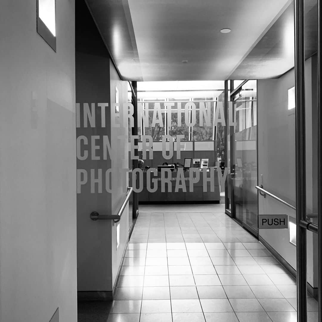 大塚良子のインスタグラム：「.﻿ 念願だったNYの写真専門学校 International Center of Photography School  @icp で﻿ 9月から始まったフォトジャーナリズムを学ぶコースに入りました。日本語でも難しい写真についての批評に構成要素や思考を英語でディスカッションするのはとても緊張するし毎回の課題もハード。でもずっとチャレンジしたかったからこの時間を有意義なものにできるように、3ヶ月の短い期間だけど全力で頑張ります。 #nyc #life #photography #school  #icp #newyork」