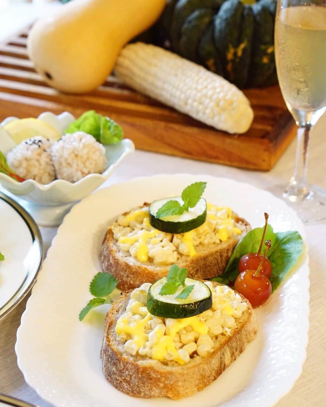 amiさんのインスタグラム写真 - (amiInstagram)「． Lunch time at home ． 先日のおうちごはん♡ 家族でのんびりいただきました💕 ． ✳︎豚ヒレ肉の生姜焼 ✳︎肉団子の餅米蒸し ✳︎カンパーニュとホワイト トウモロコシのマヨネーズ焼 ✳︎野菜サラダ🥗 ✳︎ズッキーニ🍆 ✳︎トウモロコシ、ホワイトピュア ． お肉と肉団子は @sugarlady_official さんの シュガーポーク☺️ ． #シュガーミート は遺伝子組換え 穀物不使用、安全な飼育プログラムを 徹底して生産されているので安心♡ ． 美味しくて素敵なランチタイムが 過ごせましたよ〜❤️ ． ． ご馳走さまでした🙏 ． ． #sugarlady#PR#シュガーミート#シュガーチキン#シュガービーフ#シュガーポーク#安心安全#お肉料理#クッキング#料理#おうちランチ#cooking#花のある幸せごはん#テーブルコーディネート#生姜焼き#肉団子#カンパーニュ#ホワイトトウモロコシ ．」9月11日 10時12分 - amikuma1219