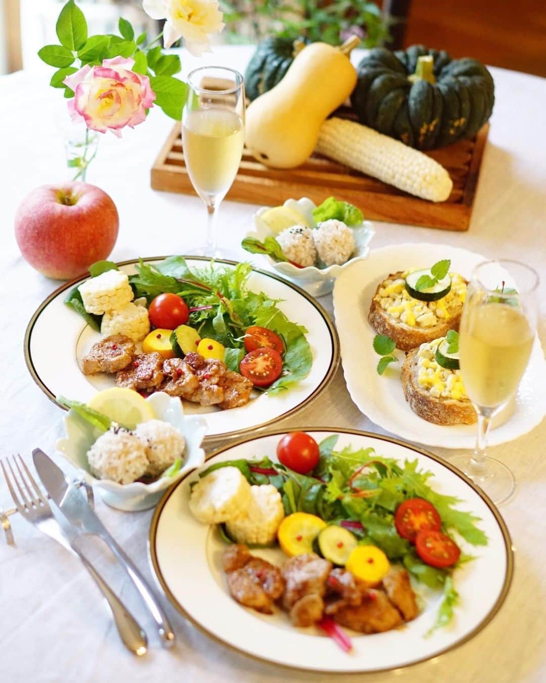 amiさんのインスタグラム写真 - (amiInstagram)「． Lunch time at home ． 先日のおうちごはん♡ 家族でのんびりいただきました💕 ． ✳︎豚ヒレ肉の生姜焼 ✳︎肉団子の餅米蒸し ✳︎カンパーニュとホワイト トウモロコシのマヨネーズ焼 ✳︎野菜サラダ🥗 ✳︎ズッキーニ🍆 ✳︎トウモロコシ、ホワイトピュア ． お肉と肉団子は @sugarlady_official さんの シュガーポーク☺️ ． #シュガーミート は遺伝子組換え 穀物不使用、安全な飼育プログラムを 徹底して生産されているので安心♡ ． 美味しくて素敵なランチタイムが 過ごせましたよ〜❤️ ． ． ご馳走さまでした🙏 ． ． #sugarlady#PR#シュガーミート#シュガーチキン#シュガービーフ#シュガーポーク#安心安全#お肉料理#クッキング#料理#おうちランチ#cooking#花のある幸せごはん#テーブルコーディネート#生姜焼き#肉団子#カンパーニュ#ホワイトトウモロコシ ．」9月11日 10時12分 - amikuma1219