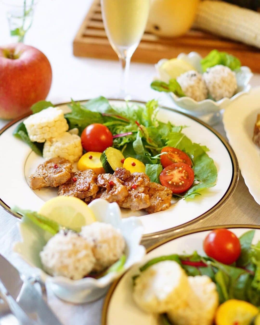 amiさんのインスタグラム写真 - (amiInstagram)「． Lunch time at home ． 先日のおうちごはん♡ 家族でのんびりいただきました💕 ． ✳︎豚ヒレ肉の生姜焼 ✳︎肉団子の餅米蒸し ✳︎カンパーニュとホワイト トウモロコシのマヨネーズ焼 ✳︎野菜サラダ🥗 ✳︎ズッキーニ🍆 ✳︎トウモロコシ、ホワイトピュア ． お肉と肉団子は @sugarlady_official さんの シュガーポーク☺️ ． #シュガーミート は遺伝子組換え 穀物不使用、安全な飼育プログラムを 徹底して生産されているので安心♡ ． 美味しくて素敵なランチタイムが 過ごせましたよ〜❤️ ． ． ご馳走さまでした🙏 ． ． #sugarlady#PR#シュガーミート#シュガーチキン#シュガービーフ#シュガーポーク#安心安全#お肉料理#クッキング#料理#おうちランチ#cooking#花のある幸せごはん#テーブルコーディネート#生姜焼き#肉団子#カンパーニュ#ホワイトトウモロコシ ．」9月11日 10時12分 - amikuma1219