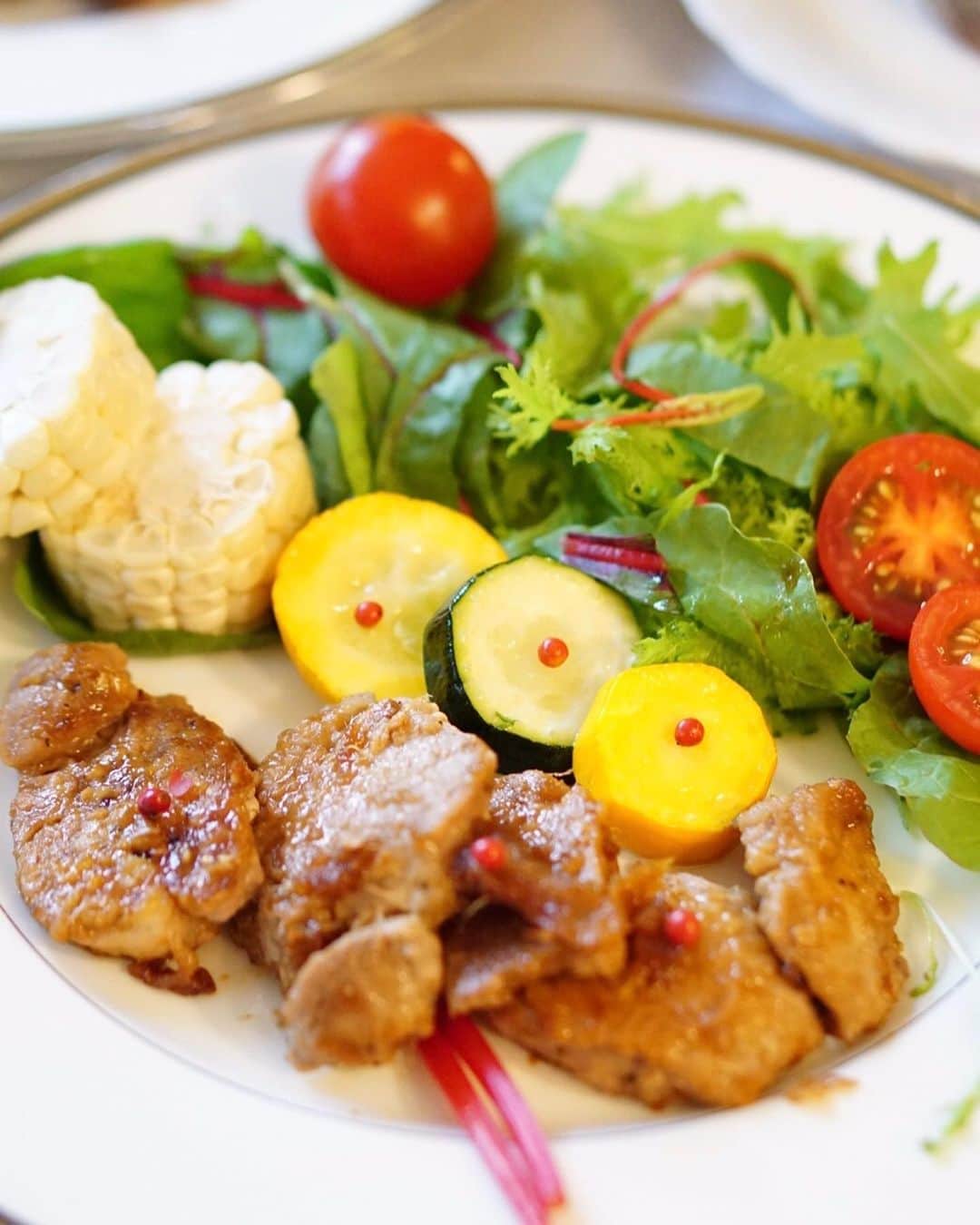 amiさんのインスタグラム写真 - (amiInstagram)「． Lunch time at home ． 先日のおうちごはん♡ 家族でのんびりいただきました💕 ． ✳︎豚ヒレ肉の生姜焼 ✳︎肉団子の餅米蒸し ✳︎カンパーニュとホワイト トウモロコシのマヨネーズ焼 ✳︎野菜サラダ🥗 ✳︎ズッキーニ🍆 ✳︎トウモロコシ、ホワイトピュア ． お肉と肉団子は @sugarlady_official さんの シュガーポーク☺️ ． #シュガーミート は遺伝子組換え 穀物不使用、安全な飼育プログラムを 徹底して生産されているので安心♡ ． 美味しくて素敵なランチタイムが 過ごせましたよ〜❤️ ． ． ご馳走さまでした🙏 ． ． #sugarlady#PR#シュガーミート#シュガーチキン#シュガービーフ#シュガーポーク#安心安全#お肉料理#クッキング#料理#おうちランチ#cooking#花のある幸せごはん#テーブルコーディネート#生姜焼き#肉団子#カンパーニュ#ホワイトトウモロコシ ．」9月11日 10時12分 - amikuma1219