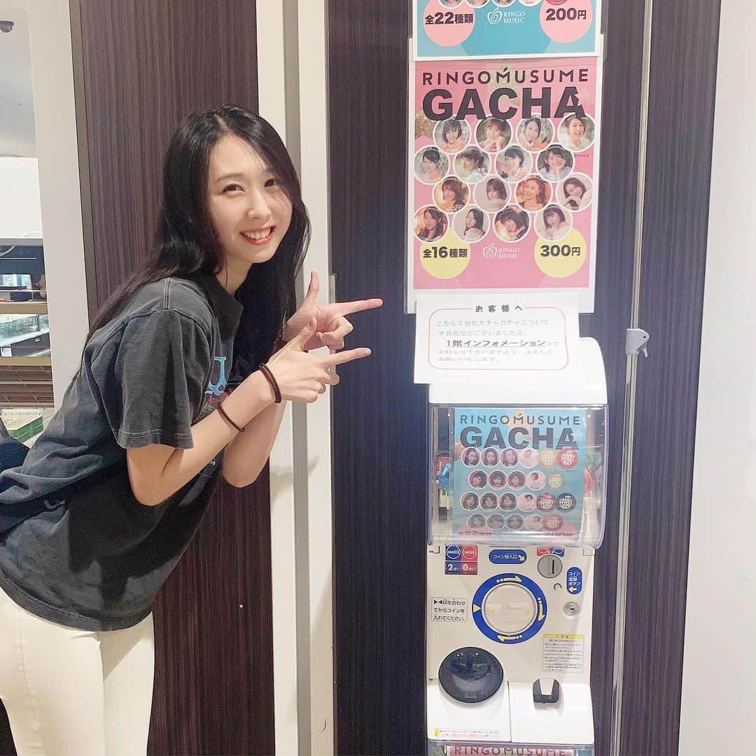 のインスタグラム：「ヒロロにガチャ入荷‼️ 佐藤ちょうの入口横にあるので、前回逃して出来なった方はぜひゲットしてね😉 ・ ・ ・ #りんご娘 #ringomusume #缶バッチ  #弘前  #hirosaki  #ヒロロ  #ガチャガチャ」