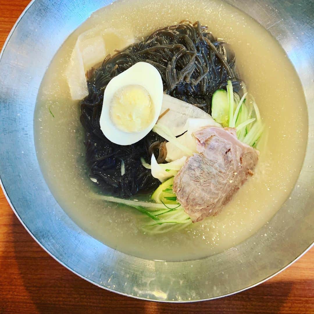 志摩有子さんのインスタグラム写真 - (志摩有子Instagram)「プールサイドで焦げていたら、さっぱり冷たいものが食べたくなってシャーベット状になった水冷麺を。東京にも出来たけれど、やっぱり本店にも行かねば。 #水冷麺 #葛冷麺 #ユッチャン #ハワイ備忘録 #ariko_hawaii」9月11日 10時14分 - ariko418