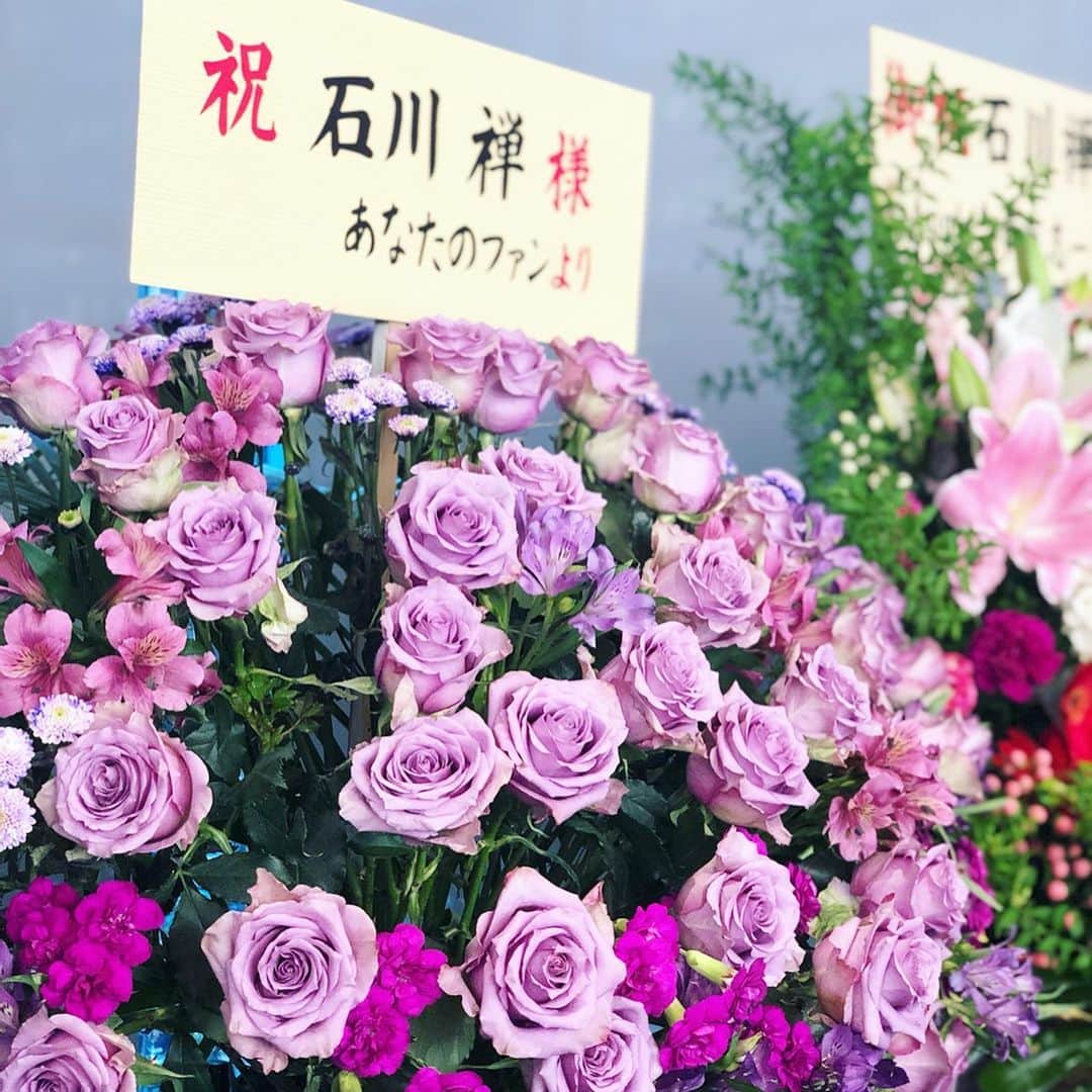 岡田育さんのインスタグラム写真 - (岡田育Instagram)「2019/09/02-09/03 : First priority as always! 💐✈️💐🎤🎭😍🌹 Zen Ishikawa 5th solo concert, my favorite Japanese musical actor. He definitely deserves purple roses.... #glassmask #zenishikawa . . #石川禅5thソロコンサート いやー今年も最高でしたねー！ なんと #紫のバラの人 からお花が……さすが俺の俺たちの #北島マヤ だぜ。私も手持ちの #速水真澄ガウンケット 着て行けばよかったよー。というわけでInstagramでだけでもコラボ。帰国したらまた感想書きます！ . . #ガラスの仮面 #速水真澄 #石川禅 #一日一禅 #二日で二禅 #ノーサイドゲーム #脇坂賢治 #musical #japanesemusical #よみうり大手町ホール #一角 @ikkaku_hcm」9月11日 10時18分 - okadaic