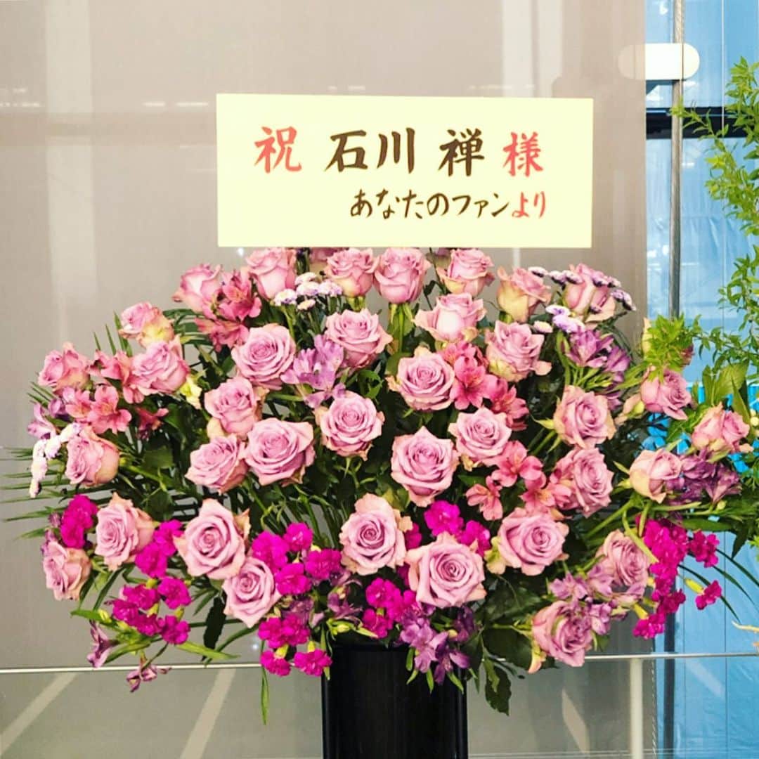岡田育さんのインスタグラム写真 - (岡田育Instagram)「2019/09/02-09/03 : First priority as always! 💐✈️💐🎤🎭😍🌹 Zen Ishikawa 5th solo concert, my favorite Japanese musical actor. He definitely deserves purple roses.... #glassmask #zenishikawa . . #石川禅5thソロコンサート いやー今年も最高でしたねー！ なんと #紫のバラの人 からお花が……さすが俺の俺たちの #北島マヤ だぜ。私も手持ちの #速水真澄ガウンケット 着て行けばよかったよー。というわけでInstagramでだけでもコラボ。帰国したらまた感想書きます！ . . #ガラスの仮面 #速水真澄 #石川禅 #一日一禅 #二日で二禅 #ノーサイドゲーム #脇坂賢治 #musical #japanesemusical #よみうり大手町ホール #一角 @ikkaku_hcm」9月11日 10時18分 - okadaic