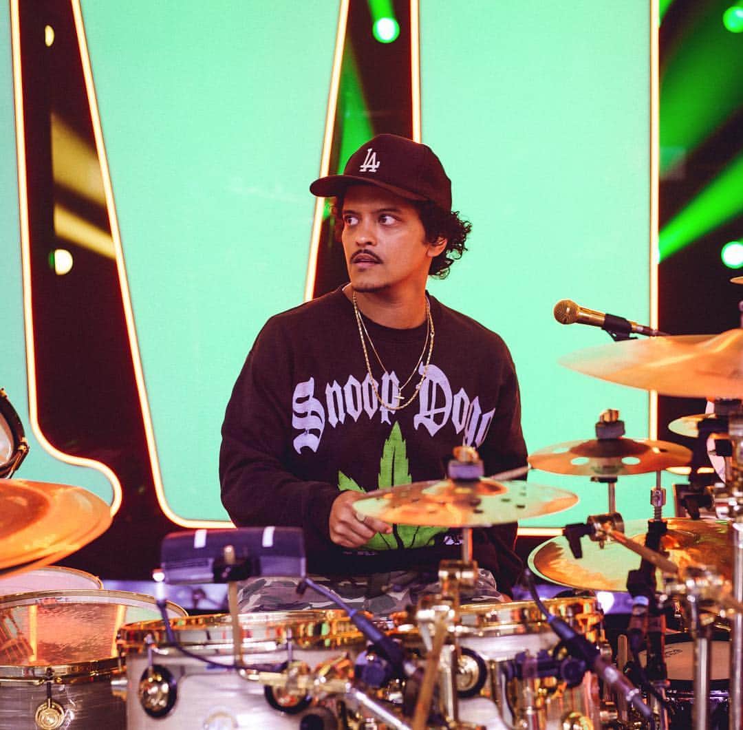 ブルーノ・マーズのインスタグラム：「This was the moment I saw The Weeknd’s New Mustache.」