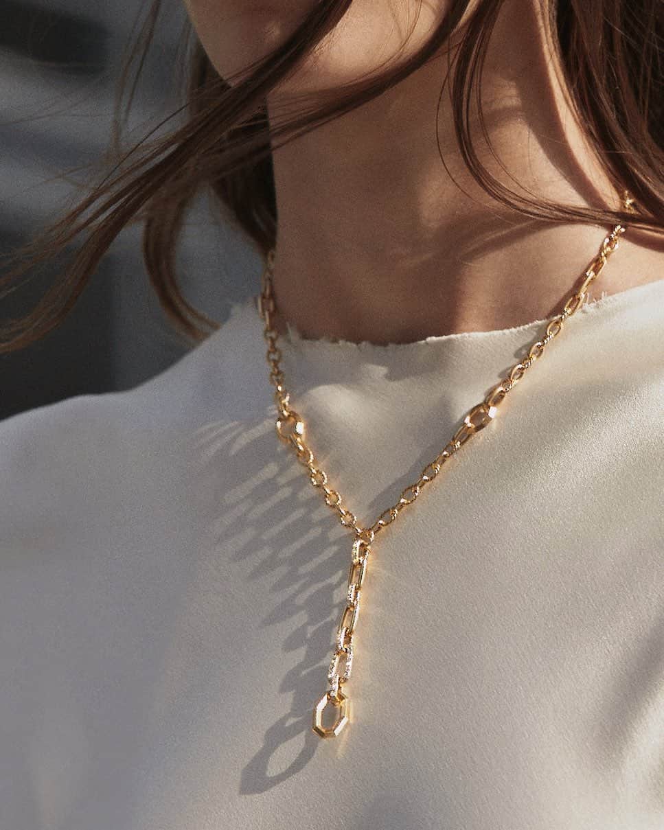 デビッドヤーマンのインスタグラム：「The 🇾necklace is back. With faceted gold and Cable links, this Stax lariat is a style you’ll wear on repeat. #DavidYurman」