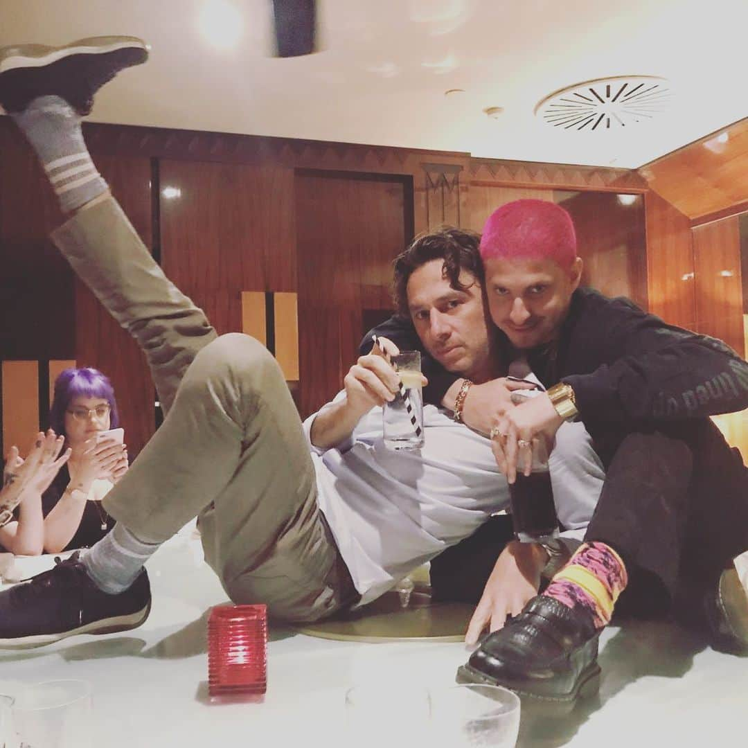 ザック・ブラフさんのインスタグラム写真 - (ザック・ブラフInstagram)「Last night in London.  I’m sitting on a giant glass “Lazy Susan” embraced by @thisiswatt and @kellyosbourne is texting behind me. I have so many questions.」9月11日 10時37分 - zachbraff