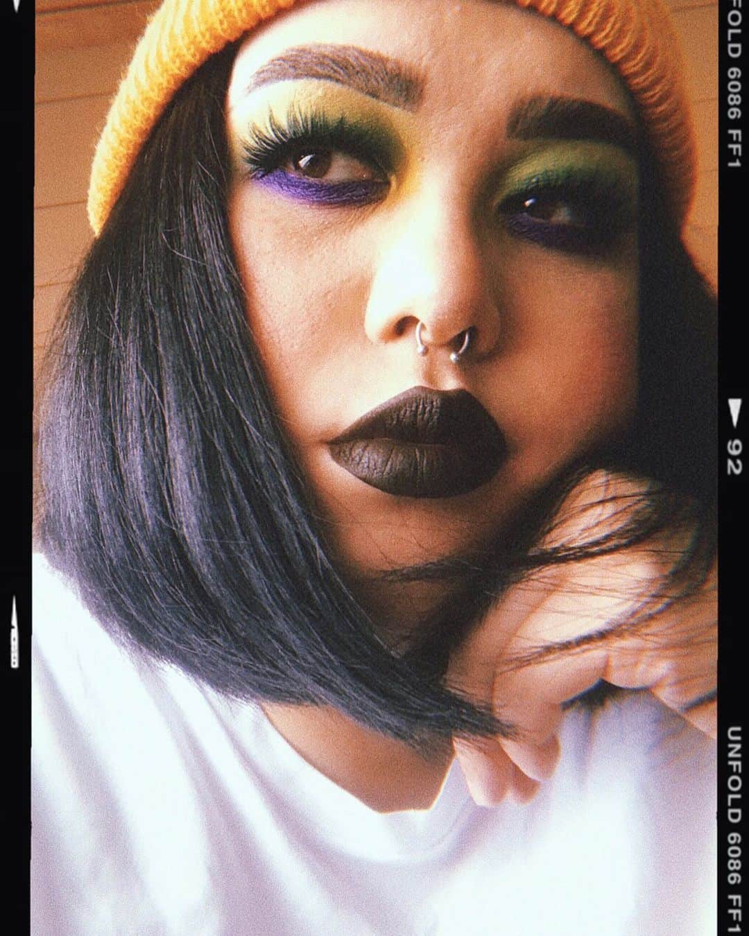 Sayaka Obaraのインスタグラム：「💋🎃🐛💜 . . #meltcosmetics #meltradioactive #meltebony #lindahallberg #daringmoodcrayon」