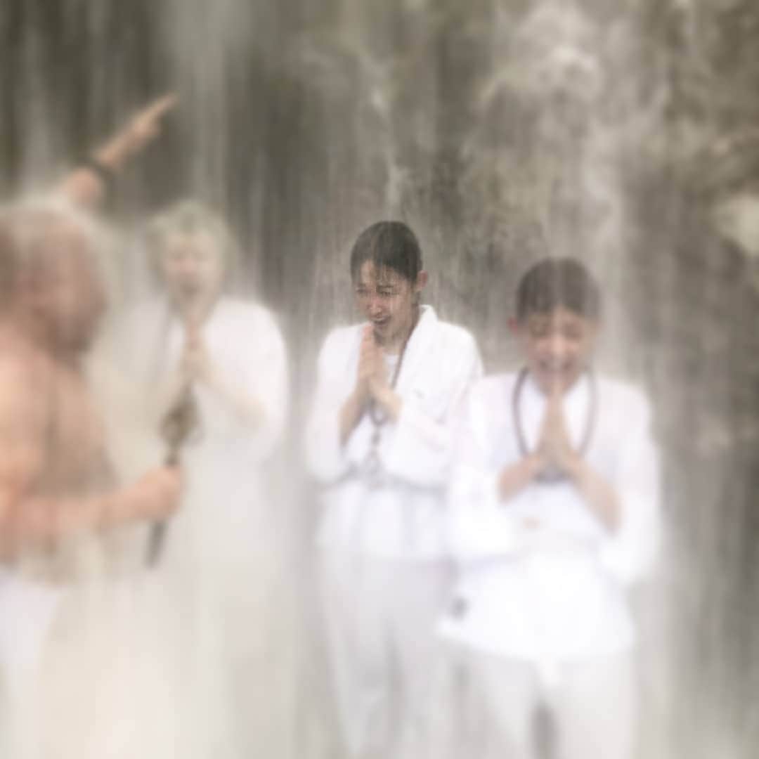 池田香織のインスタグラム：「滝行初体験！ いやー、すっきり！  冷たいかなと思ったけど、暑い日だったからか冷たさは大丈夫✨ でも出てからしばらくしたら、濡れた胴着が冷えてきて寒かったので、もう少し気温が低かったら辛いだろうな、、、。 それにしても、自然の力はすごい。  #waterfall #滝行 #takigyo」