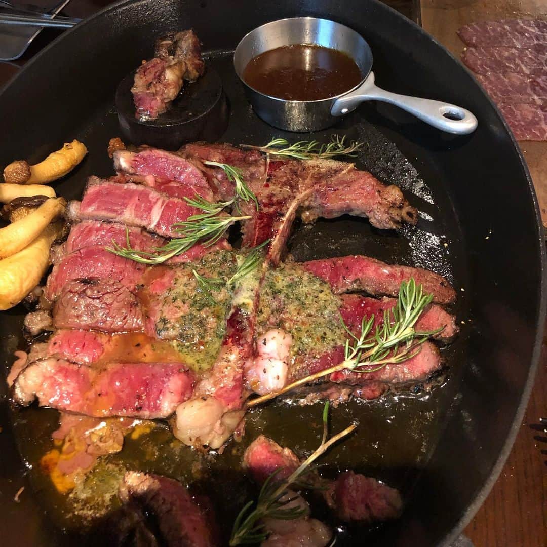 和田 一浩さんのインスタグラム写真 - (和田 一浩Instagram)「ステーキを食べに名古屋東区泉のジンジャーズクラブに行ってきました。牛肉のハム。ティーボーンステーキ。美味い！ #ジンジャーズクラブ #Ｔボーンステーキ #生ハム #和田一浩」9月11日 10時46分 - wadakazuhiro