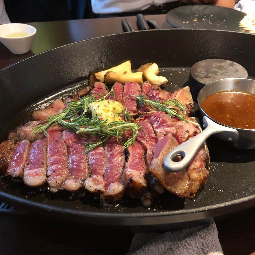 和田 一浩さんのインスタグラム写真 - (和田 一浩Instagram)「ステーキを食べに名古屋東区泉のジンジャーズクラブに行ってきました。牛肉のハム。ティーボーンステーキ。美味い！ #ジンジャーズクラブ #Ｔボーンステーキ #生ハム #和田一浩」9月11日 10時46分 - wadakazuhiro