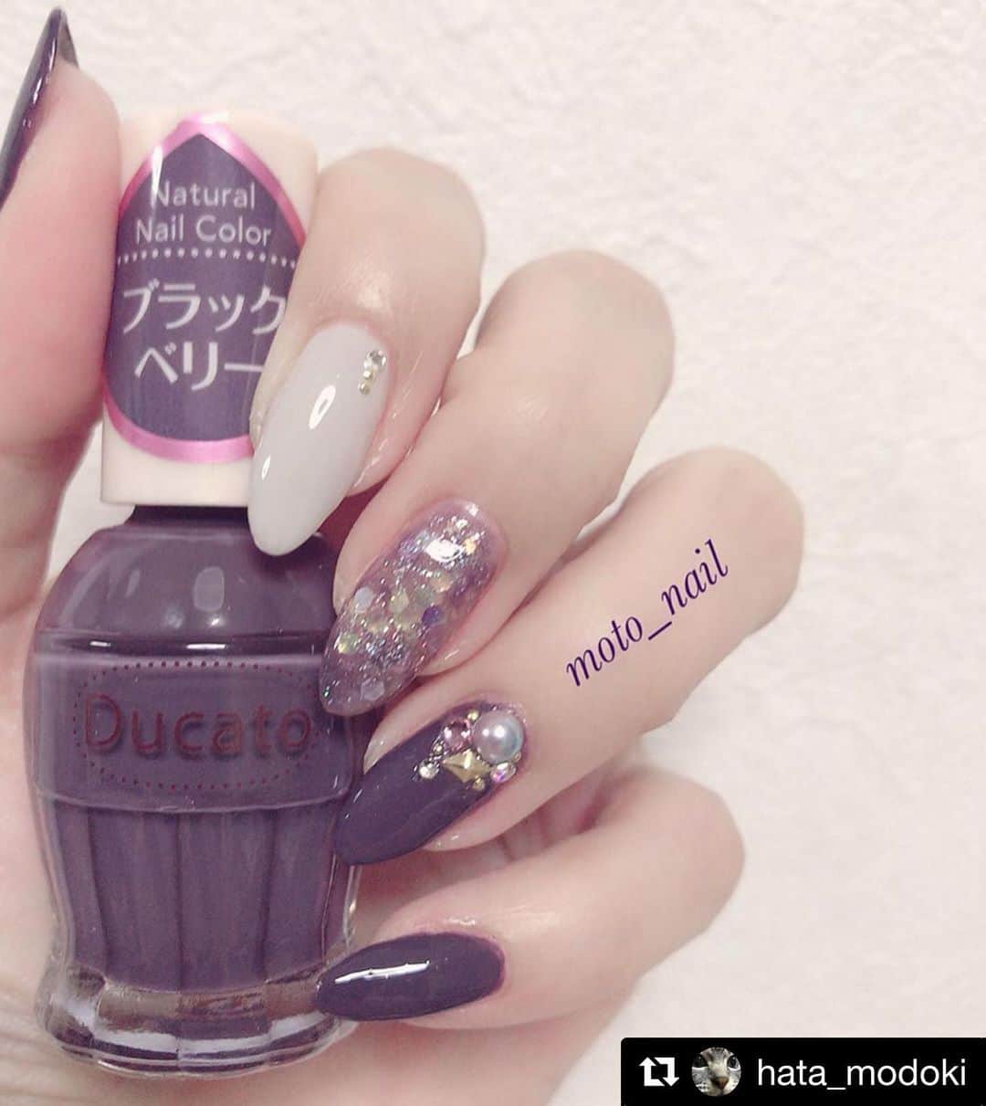 のインスタグラム：「@hata_modoki さん PLANET NAIL Basic Line PLB21 紫色の空想世界 を使用した秋ネイルのご紹介ありがとうございます💅 ・ #Repost @hata_modoki with @get_repost ・・・ 週中の。 やっと見つけた #デュカート の新色 #ブラックベリー で…9月に入って何故か35℃だけど😤… #秋ネイル です♬ ✴︎ はぅっ😍なんですのっ😍この色味は😍 なみちゃん @ftcnami  曰く… 《有名な老舗のなめらかなこしあん》 あぁ…ですわ〜♡それそれ♡ ✴︎ Ducatoの塗りの難しさ…ね💦 間にトップコートを塗るとちょっと楽になるような…🤔気がしてます…😅気が。 ✴︎ デザイン決めずに突っ走ったネイル… もや〜んとか…もりもりとか… テーマがなくやりたい放題🤣 色味だけは何となく寄せたけども♬ ✴︎ norikoさん @hiyobunbun の奥行きネイルに感化され… 左手中指にやってみたけど…(；￣д￣)むずっ もうちょっと余白が必要なのかなぁ〜🤔 結構細かく重ねたんだけどなぁ〜💦 ⚫︎ ● #Ducato #N108ブラックベリー #N102シェイクイットオフ #parado  #マムズパール #PLANETNAIL #紫色の空想世界 #nailholic_kose  #SP043 ● ⚫︎ 146💅 #セルフネイル#nailstagram#ポリッシュネイル#planet_jp#ネイル好きな人と繋がりたい#セルフネイラーさんと繋がりたい#ロカリネイル#myreco#私のTRILLpic #TRILLネイル#nailpic」