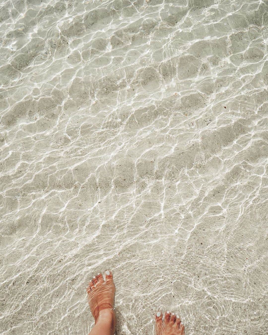 Manamiのインスタグラム：「🌞✨✨✨ このキラッキラの水面を見てるだけで幸せ。 ㅤ 人生って幸せと思える瞬間だらけ。 幸せって思えてない人は、気付いてないだけ。感じてないだけ。 電気が繋がってることだって幸せだし、シャワーが浴びられること、ご飯が食べられること、太陽が出てること、誰かと一緒に過ごせること、息が吸えること、生きてること自体が幸せなの。 宮古島の台風直撃で改めて思うことがたくさんあった。 世界のどこかでは毎日何かが起きてるはず。だから、生きてるだけで幸せ。全部が当たり前じゃない。」