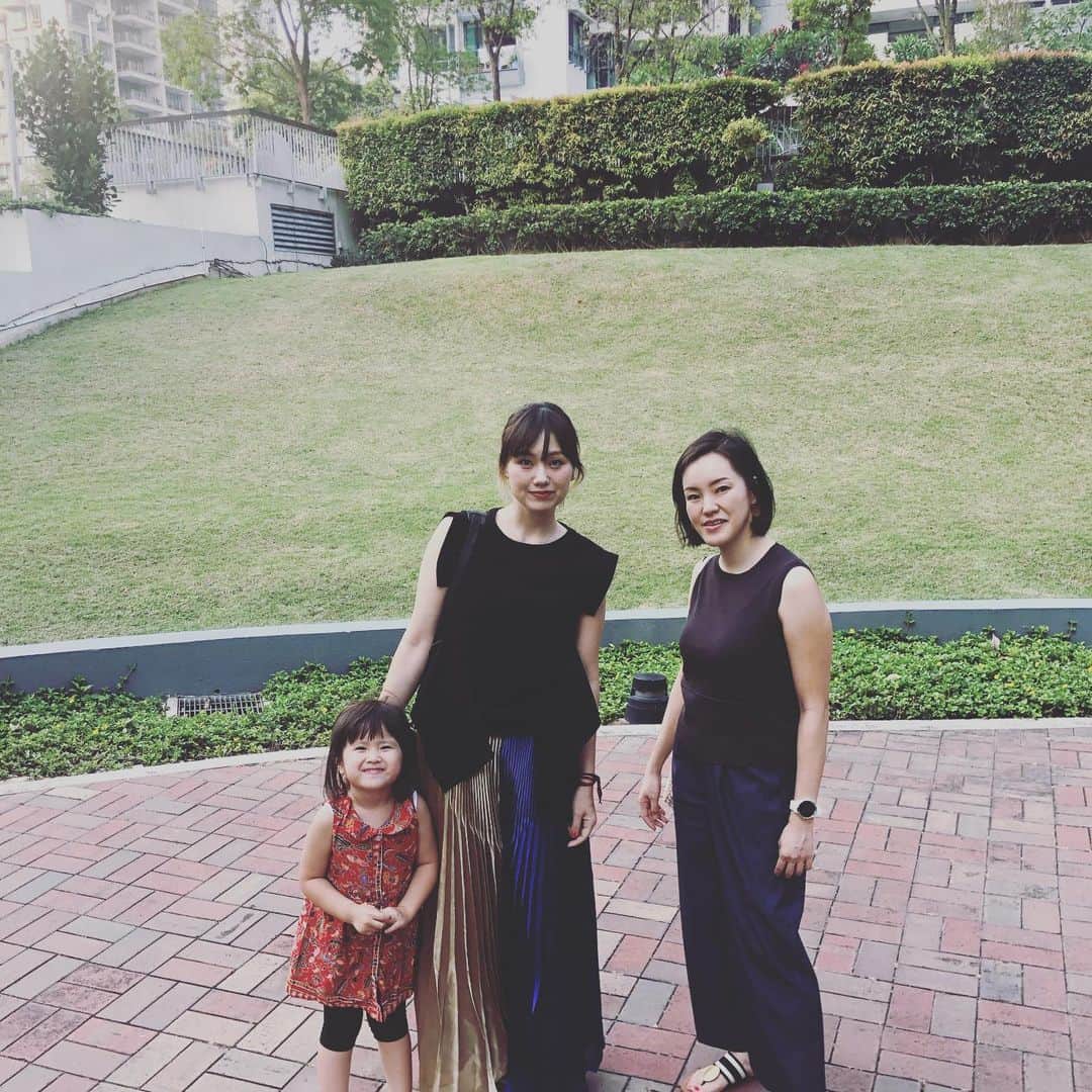 のインスタグラム：「小学校からの青学仲間、 アローザ仲間のリエとマキと合流❣️ 前回はノリで みんなでお揃いのバッグ買ってしまって旦那さんたちから冷ややかな視線を感じたので、今回は気をつけようと思います🧟‍♂️ #singapore」