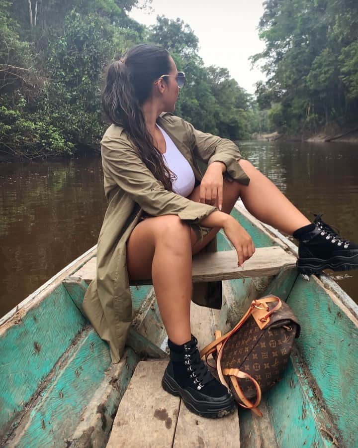 Aylen Aのインスタグラム：「Boots & shorts @fashionnova .. Deep into the amazon jungle I got to meet the Tribu Yaguas. Of all the indigenous tribes that inhabit the Peruvian Amazon, the Yaguas are perhaps the most characteristic tribe of the region.  In fact, it was the Yaguas who gave the Amazon its name. According to legend when the Spaniards first came to the Amazon, they saw the Yaguas with their blowguns through the trees wearing "grass skirts" and thought they were women.  Subsequently, they named the Amazon River after the Greek myth of the Amazon women warriors.  Swipe for pics 👉🏽」
