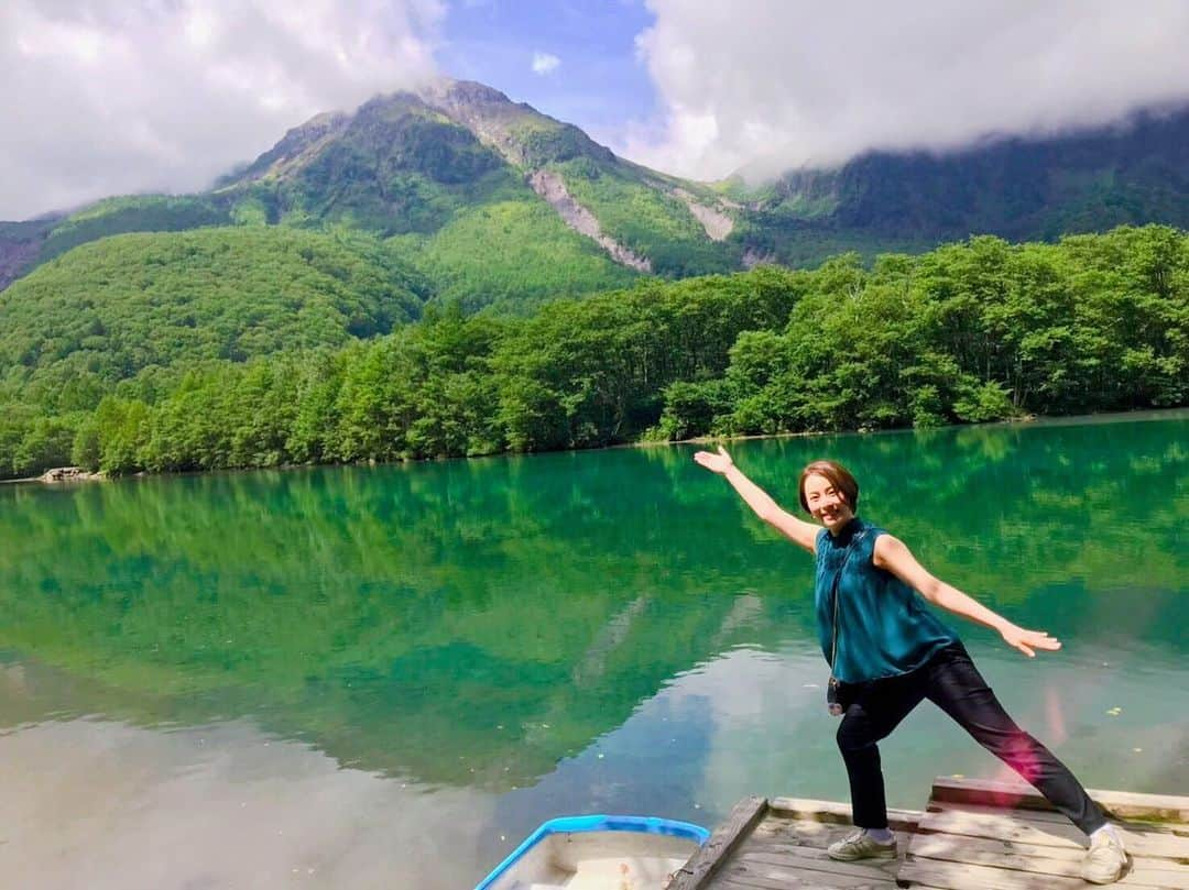 雛月乙葉のインスタグラム：「・ 大好きな信州に行ってきました⛰ ・ 目的地は約30年ぶりの上高地！ 台風の影響もあり午前中は曇っていましたが、少しずつ晴れ最高の旅になりました😊 ・ 今回のルートは大正池〜河童橋〜明神池。 岩魚定食を食べて、帰り道にお猿の軍団に遭遇🐒💕 ・ 約12キロ歩きましたが癒されたお陰か疲れは殆ど残りませんでした。 ・ 冬は閉山しますが、また数年以内に違う季節に行ってみたいです😊 ・ ・ #信州#長野県#上高地#大正池#河童橋 #明神池#嘉門次小屋 #夫婦旅行#」