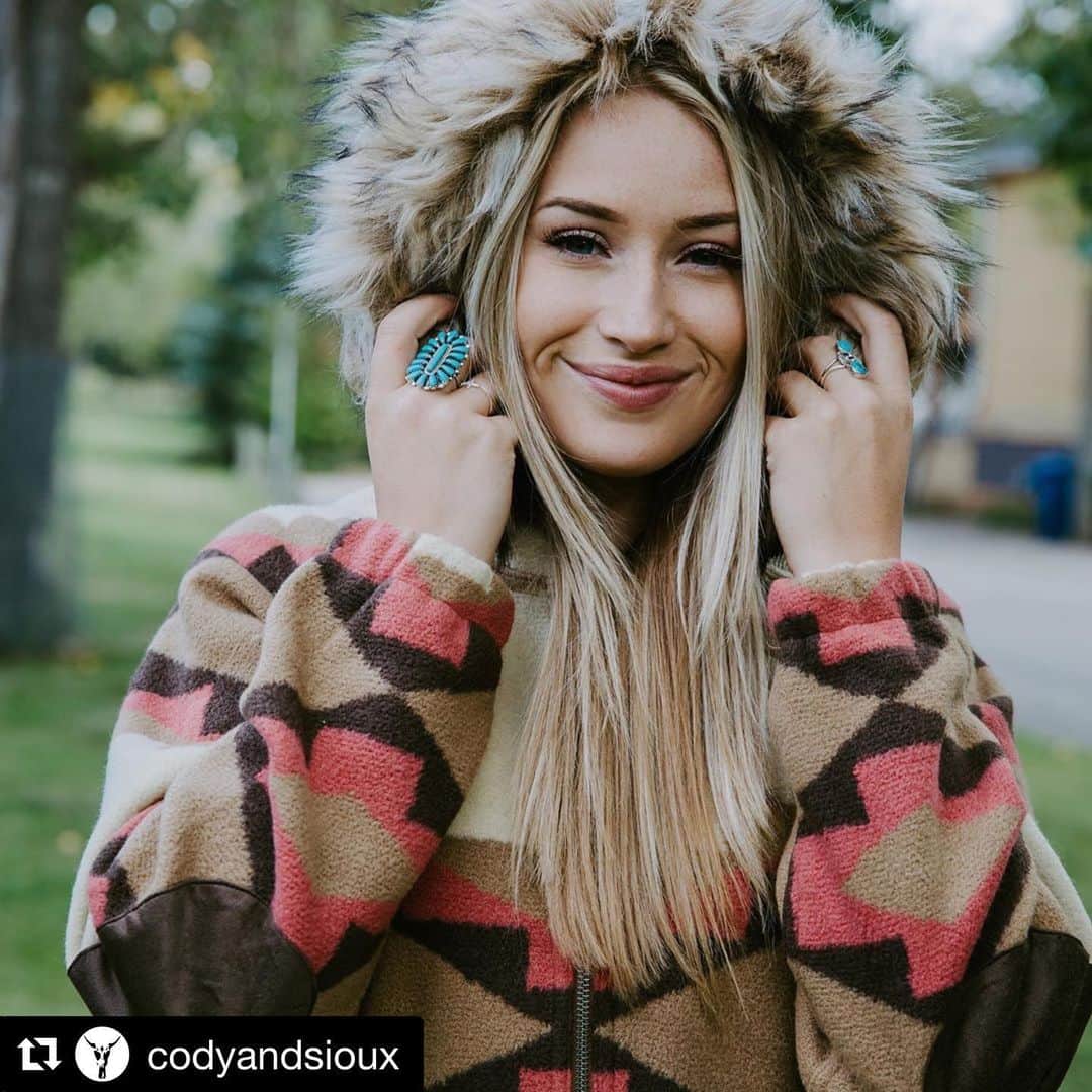 ターシャポリッツィのインスタグラム：「The Indian Pullover is one of our fall favorites! 🍁 #Repost @codyandsioux with @get_repost ・・・ The Indiana Pullover by @tasha_polizzi sold out in Smalls before it even hit our online shop. It’s posted now and we have a few Mediums and Larges left! Find them at the tag! 📷 @rockin_a_photo with @leah.campbell14  #tashapolizzi #fauxfursweater #southweststyle #yycboutique」