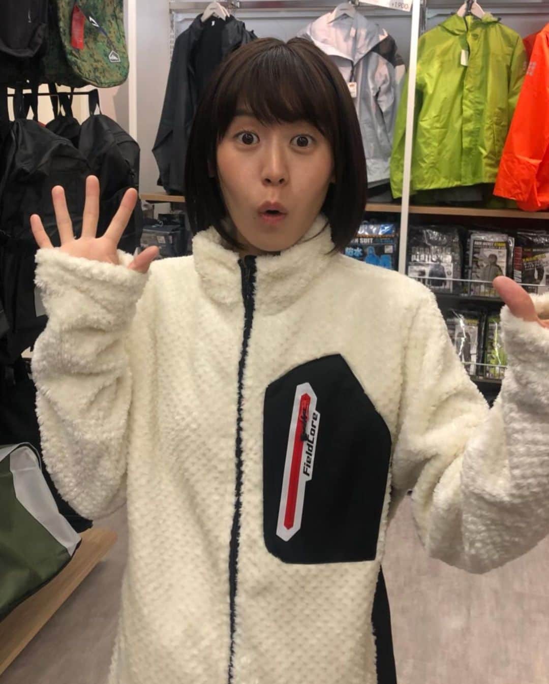 加藤愛さんのインスタグラム写真 - (加藤愛Instagram)「. 白山市にある「ワークマンプラス」 安さと機能性を備え、 驚きの連続でした！！ ワークマンは作業服だけじゃない、 私も体感してきました。 . 写真1枚目の全身コーデ、 なんと1万円以下✨ . キャップ 780円 ジャケット 2500円 バッグ 1900円 パンツ 2900円 スニーカー 1500円 計 9580円 . 消費税増税後も 価格は据え置きというのも 嬉しいですね☺️💕 . #石川さんlivenewsit  #ワークマン#ワークマンプラス #少年みたいと言われましたが #ワークマン女子」9月11日 11時26分 - kitkatoai