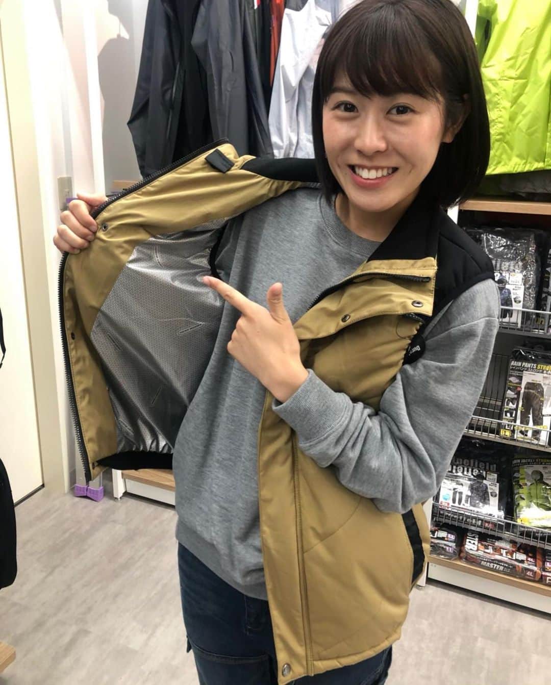 加藤愛さんのインスタグラム写真 - (加藤愛Instagram)「. 白山市にある「ワークマンプラス」 安さと機能性を備え、 驚きの連続でした！！ ワークマンは作業服だけじゃない、 私も体感してきました。 . 写真1枚目の全身コーデ、 なんと1万円以下✨ . キャップ 780円 ジャケット 2500円 バッグ 1900円 パンツ 2900円 スニーカー 1500円 計 9580円 . 消費税増税後も 価格は据え置きというのも 嬉しいですね☺️💕 . #石川さんlivenewsit  #ワークマン#ワークマンプラス #少年みたいと言われましたが #ワークマン女子」9月11日 11時26分 - kitkatoai