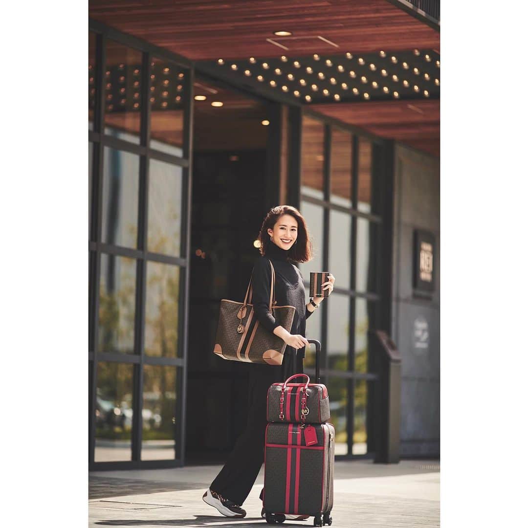 のインスタグラム：「【マイケルコース】 @veryweb.jp 10月号 photo: @endoyuki  model: @mariakamiyama  hairmake: #川村友子 氏 composition: @ariko418  #mywork ※詳細は誌面にて」