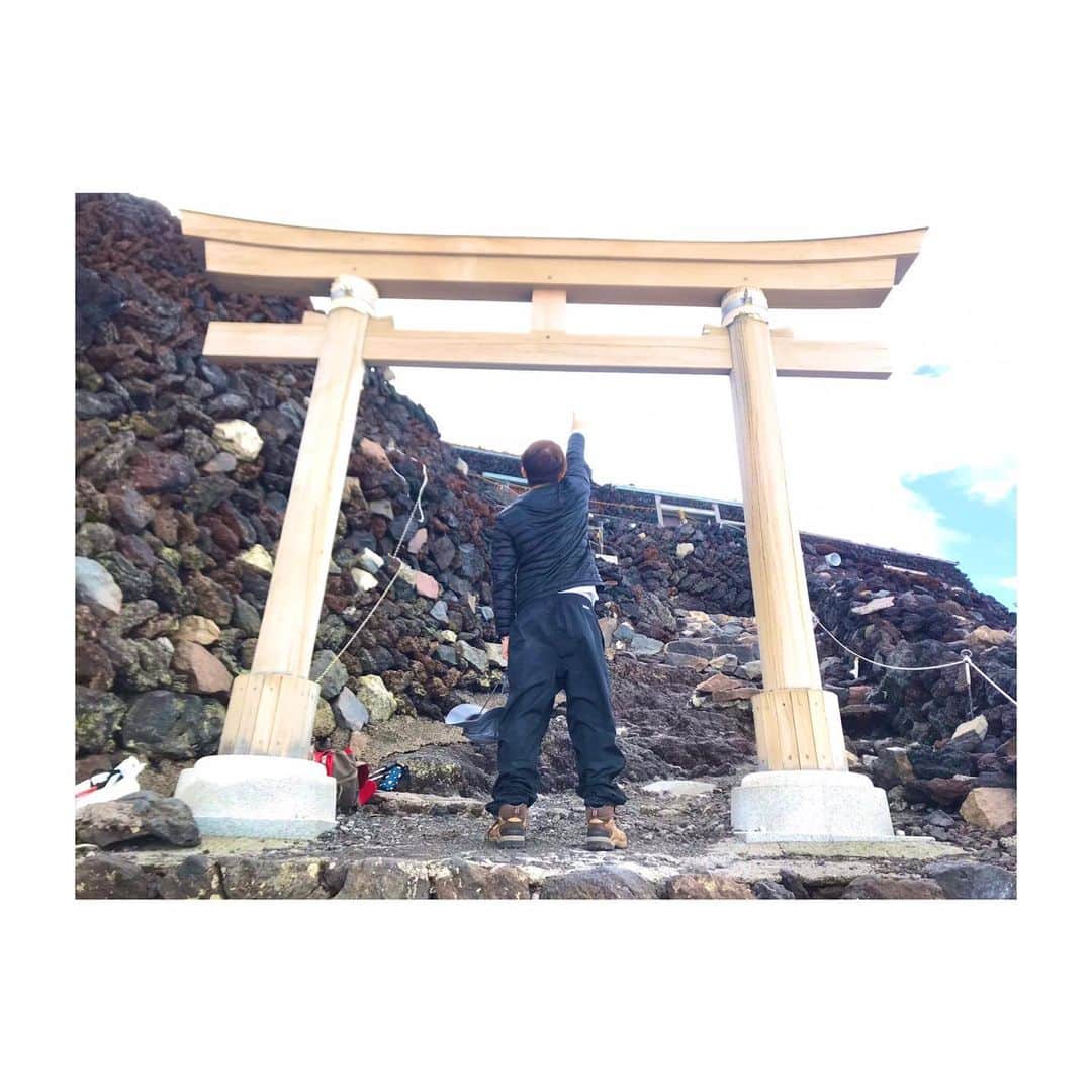 山岸竜之介さんのインスタグラム写真 - (山岸竜之介Instagram)「・ 富士山 山頂まで登ってきました 何時間 歩いたか分からないくらい歩いた  次の合(目印みたいな)が来たらリタイヤしよう とも考えた。 でも「8合目だけは、9合目だけは」って思いながら頂上に向かった。  右足と左足の太ももがだんだん変な感覚になっていって、手で引っ張りながら上げてやっとの思いで登りました。  正直富士山のこと舐めてた、自分にもめっちゃくちゃ反省した。 「日本一ってこれや」って上に登っていく度に僕に話しかけてくれてるような気がした  やっぱりやってみたいことはやるべきだと心から思ったし、やりたいことがあるならやるしかないやん！と思いました。  僕は日本一の音楽家になります！ #富士山 #登山 #富士登山」9月11日 11時39分 - ryunosukeguitar