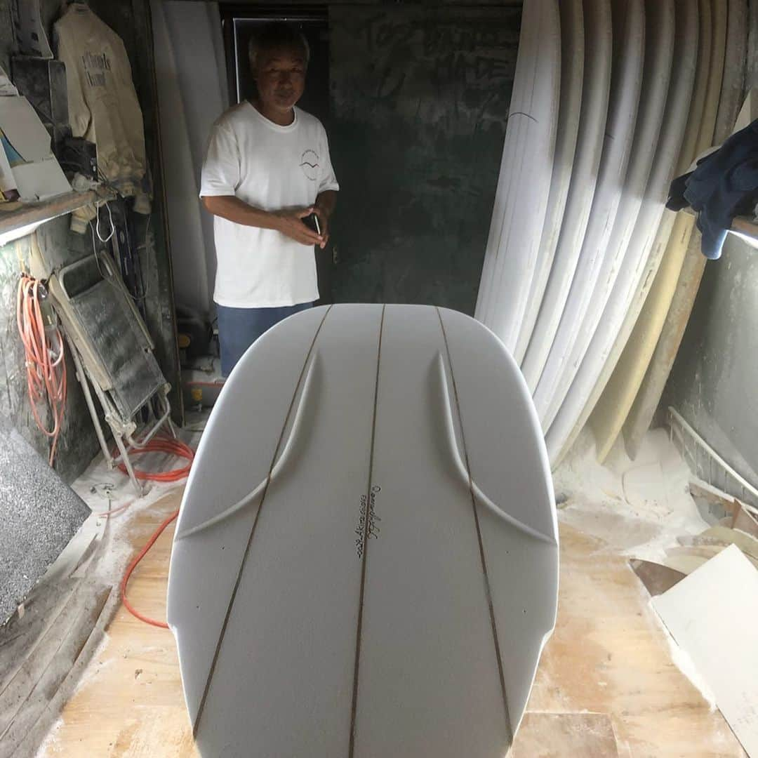 佐々木明さんのインスタグラム写真 - (佐々木明Instagram)「My NEW material🤙 Shaped by Toshi Fujimura( @tfshapejp ) Model / Hydro 70’s Three stringer,eagle nose🦅 Length / 6’0”51 6.3 #tfshape1977  #hydroconcave  #ark #toshishape  #bredrendesign  #handshaped  #恋の片浜 #愛 #😍」9月11日 11時42分 - akiraexploring